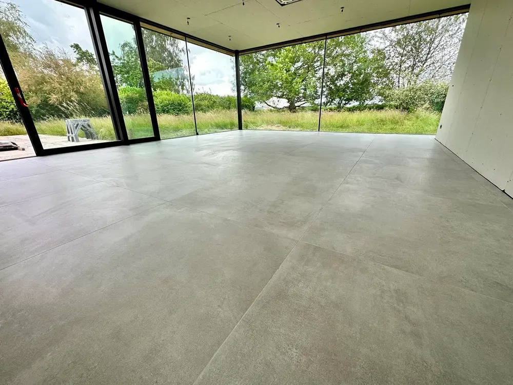 Pose de grands carrelages