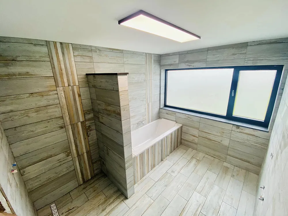 Nouvelle pose de carrelage dans une salle de bains